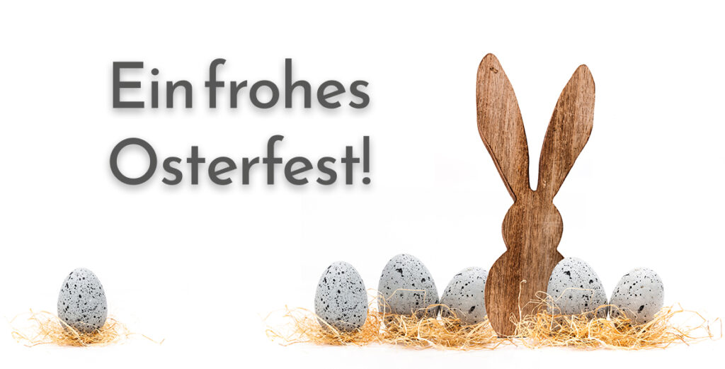 Hase aus Holz auf Heu mit Ostereiern - Ostergruß WBK Bramsche