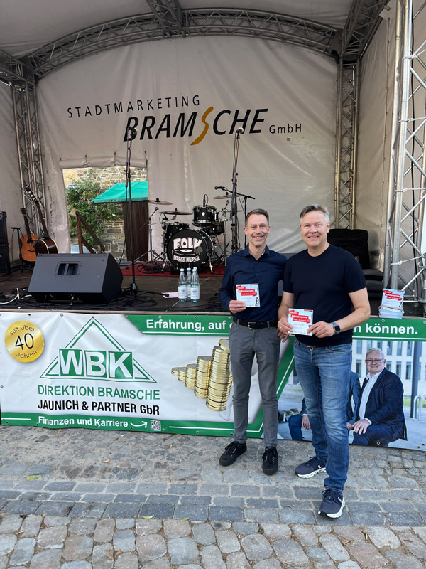 Dennis Jaunich, WBK Bramsche, und Klaus Sandhaus, Geschäftsführer Stadtmarketing GmbH, vor der Bühne Sommerkulturprogramm